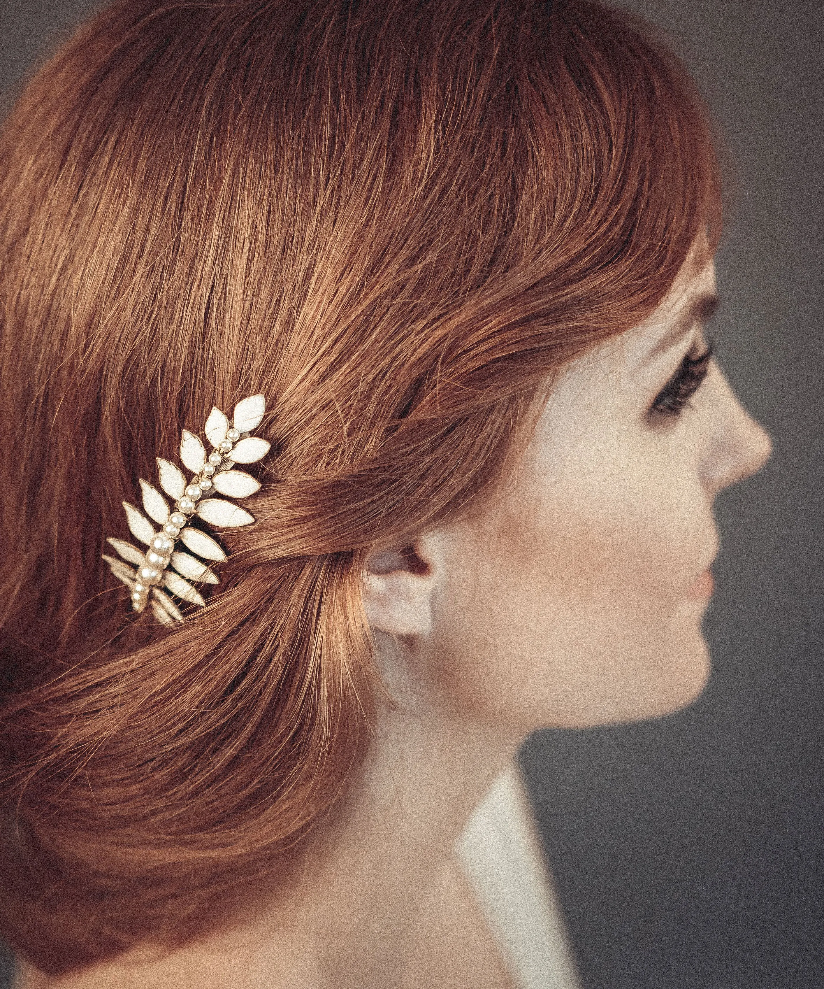 Enameled leaf hair comb with pearls - Juno